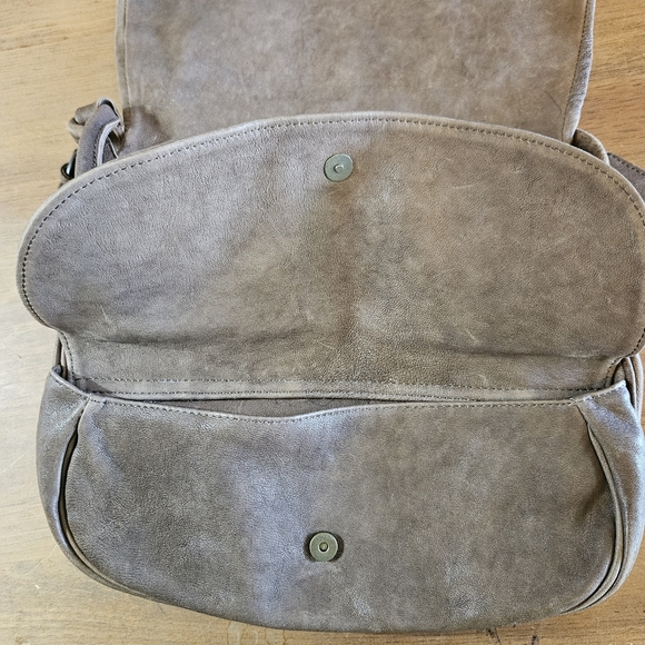 Pablo - Made in France - Brown Leather Messenger Style Crossbody Bag - Picture 9 of 16